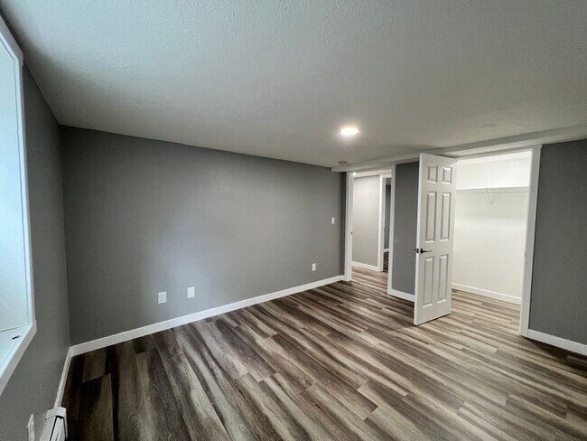 Building Photo - Spacious 3 Bedroom Apartment Near UNC with A/C