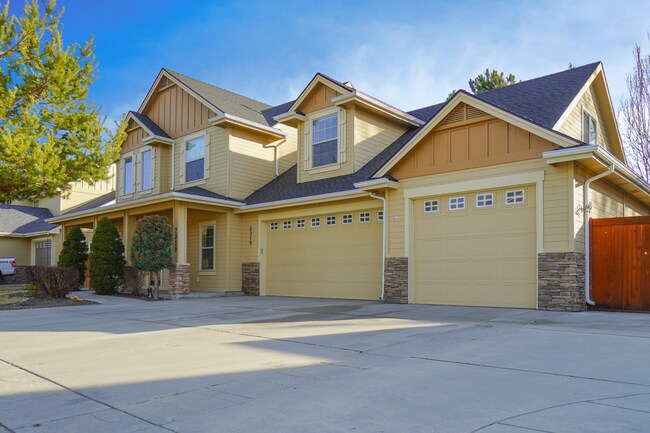 Building Photo - 2319 E Challis St