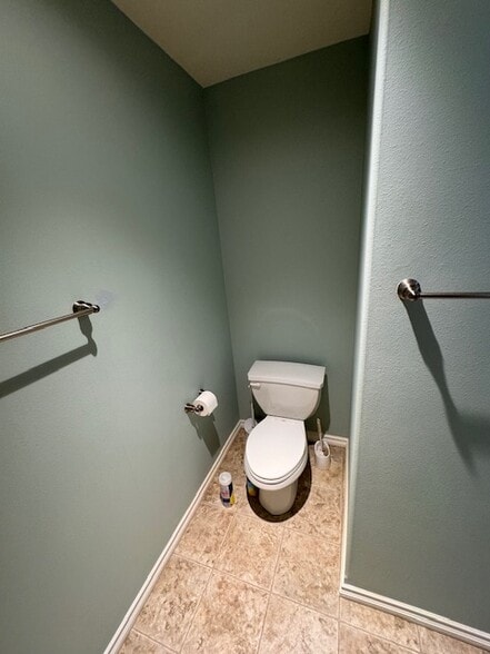 Building Photo - 415 Louis Ln