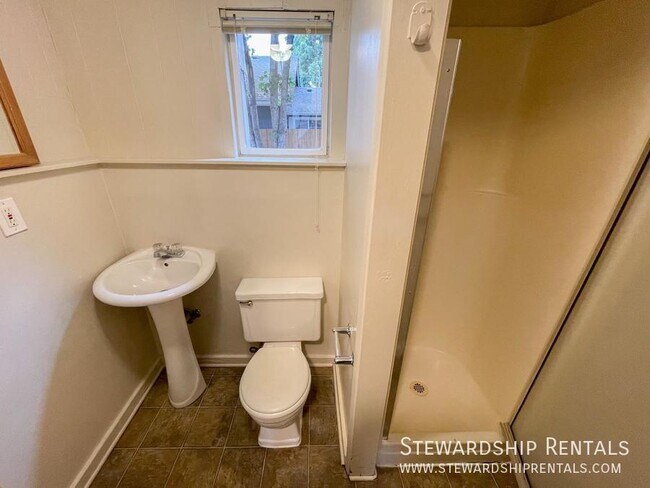 Building Photo - 1697 Orchard St