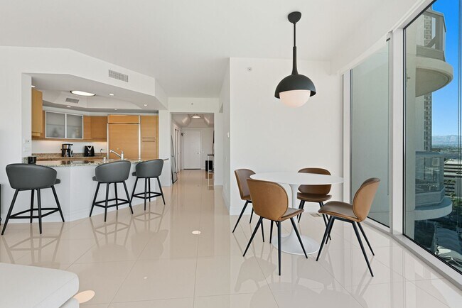 Building Photo - Turnberry Towers East 1507