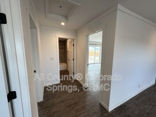 Building Photo - 692 E Hahns Peak Ave