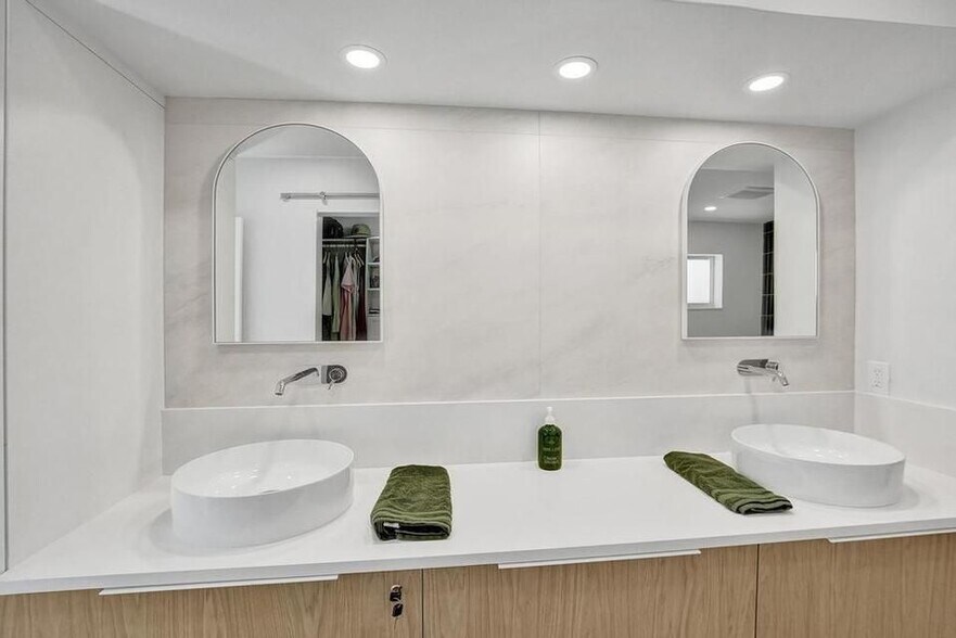 Building Photo - 5581 NE 31st Ave