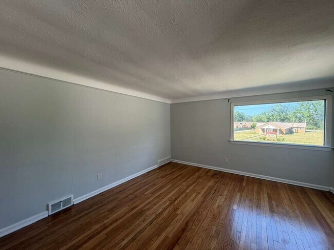 Building Photo - 1482 Dille Rd
