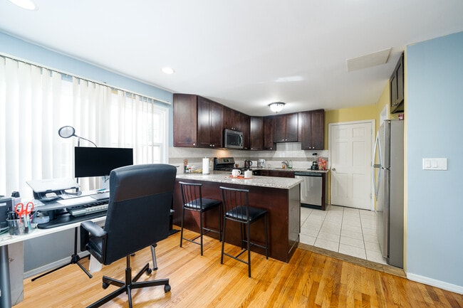 Building Photo - 9 Giles Ave