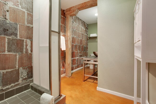 Building Photo - 1041 Constance St