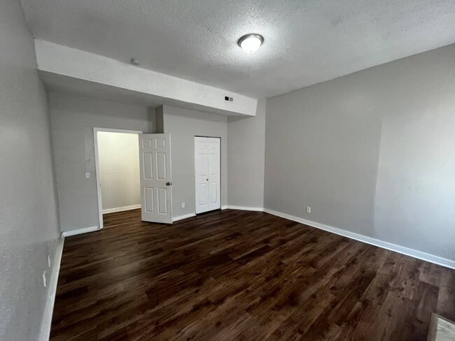 Building Photo - "Charming 4-Bed Duplex in St. Louis City 2nd Floor with Granite Countertops & Gleaming Hardwood F...