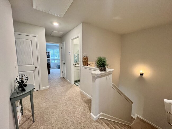 Building Photo - FOR LEASE: END UNIT TOWNHOME LOCATED IN LE...