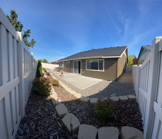 Building Photo - Beautiful Middleton Home