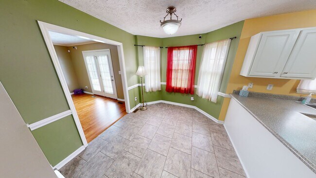 Building Photo - 4 Bedrooms in Sought After Neighborhood & ...