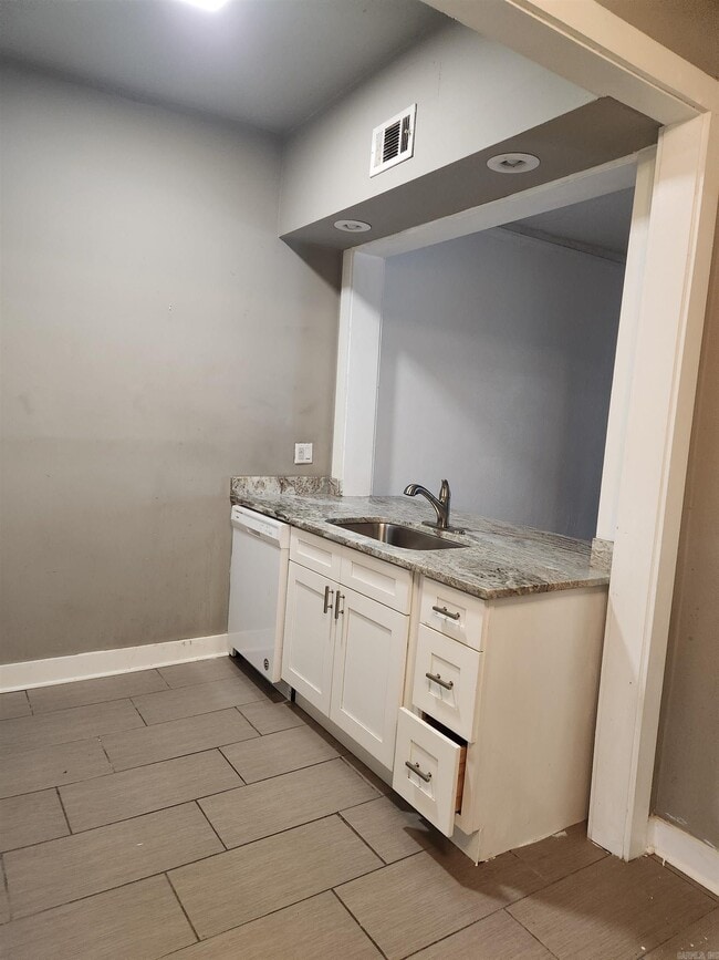 Building Photo - 408 E 9th St