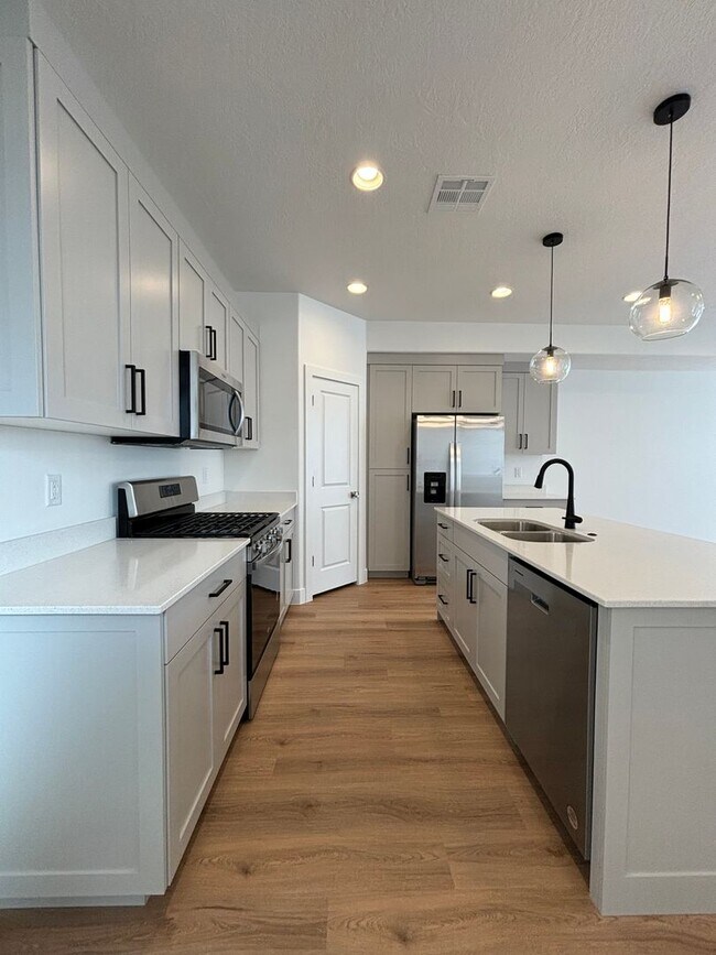 Building Photo - Woodland Estates Townhome! - END UNIT!!