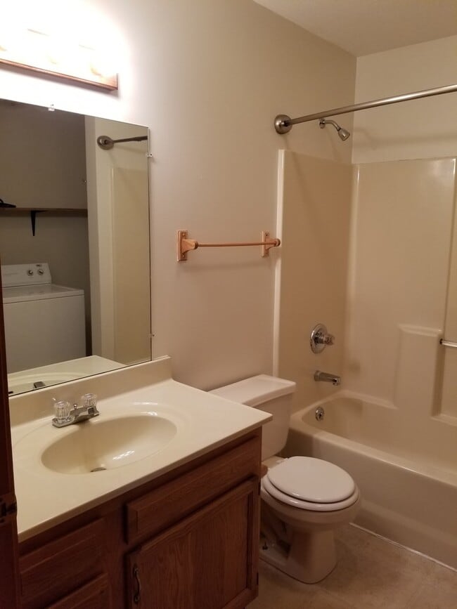 Building Photo - 3 bed 1.5 bath home