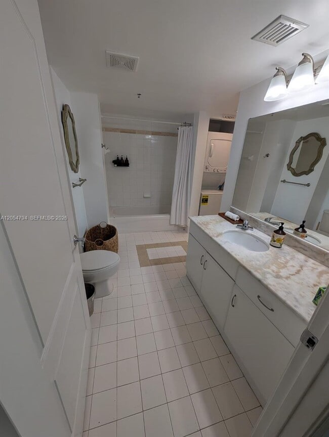 Building Photo - 1200 Brickell Bay Dr