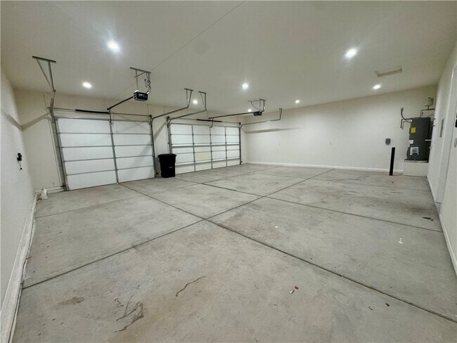Building Photo - 2225 Moonridge Ln
