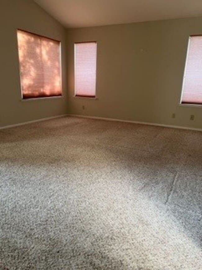 Building Photo - 4 Bedroom 3 Bath 3 Car Garage w/Pool