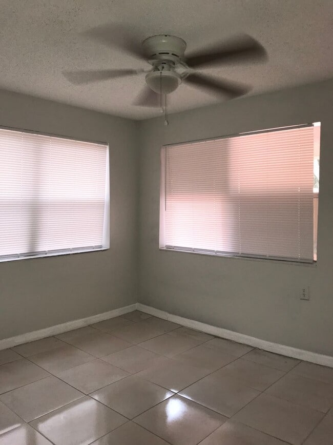 Building Photo - 3 bedroom 2 bath, corner lot