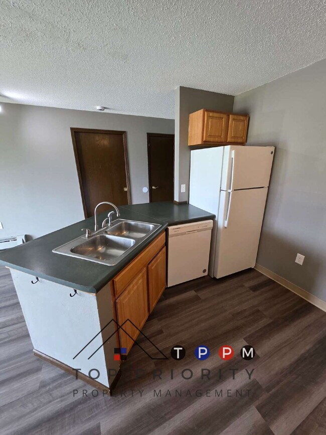 Building Photo - 3 Bedroom | 2 Bathroom Unit Available RIGH...
