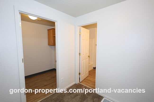 Building Photo - SE 73rd Ave - 3 bedroom townhouse in Mt Scott-Arleta neighborhood