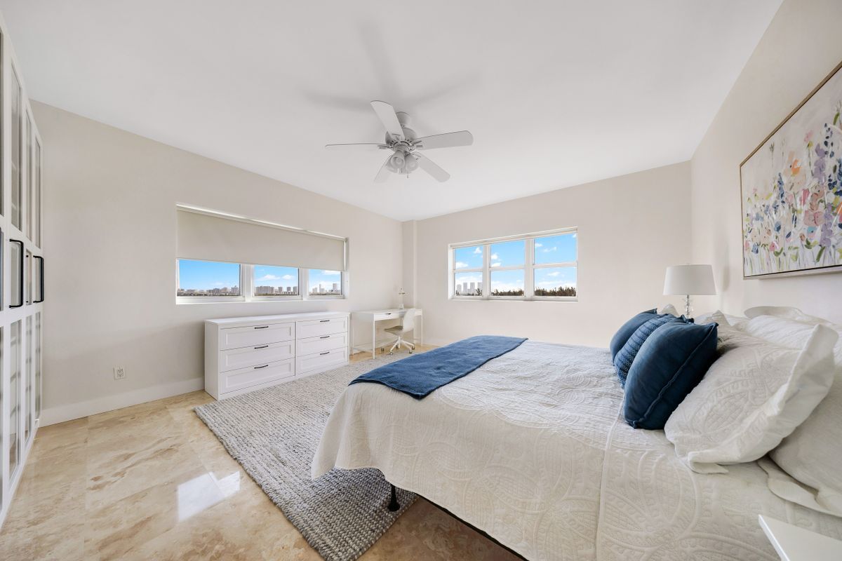 Building Photo - 14951 Royal Oaks Ln