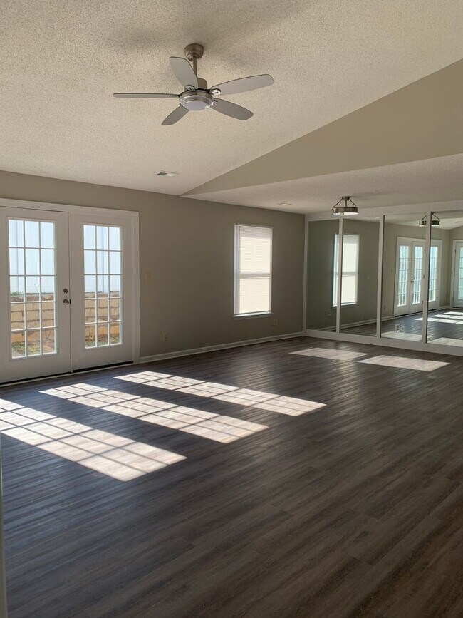 Building Photo - Cozy Living on a quiet cul de sac.