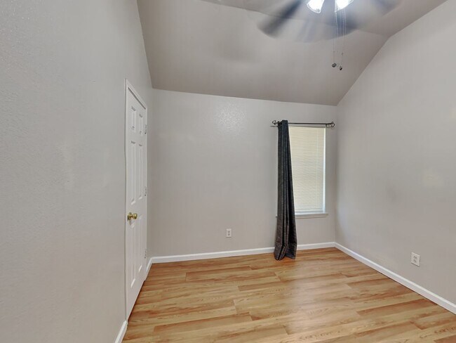 Building Photo - MOVE IN READY NOW! CHECK IT OUT!