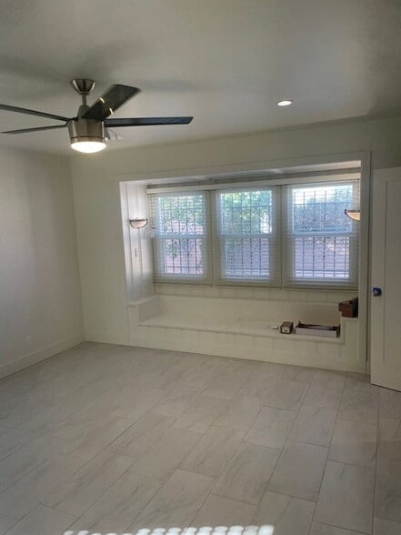 Building Photo - 1067 W 83rd St