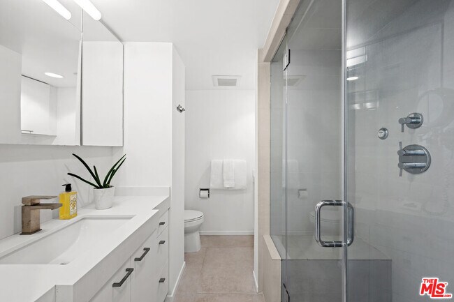 Building Photo - 838 N Doheny Dr