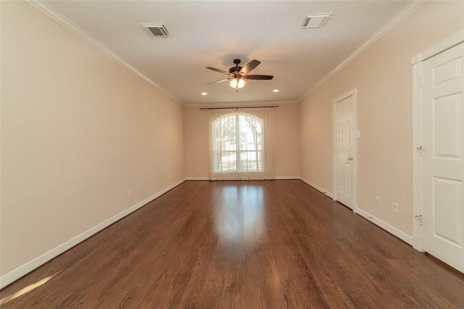Building Photo - 1727 Park Forest Dr
