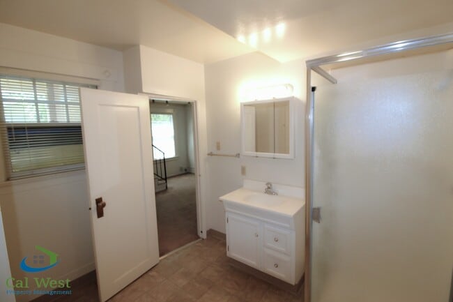 Building Photo - $2095 - Rose Garden Junior 1 Bedroom Apart...