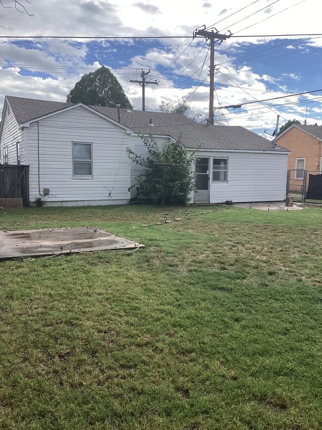 Building Photo - Cute 2 Bedroom with a little historical charm!  One block from ENMU!