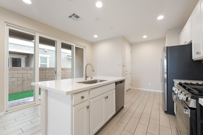 Building Photo - 3 Bedroom Townhome for Rent in Cadence Henderson | Solar Home | Master-Planned Community Near Las...