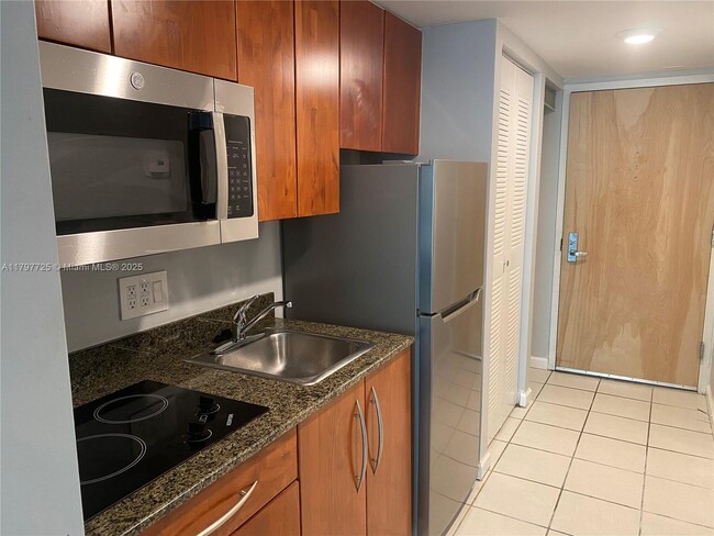 Building Photo - 1200 Brickell Bay Dr