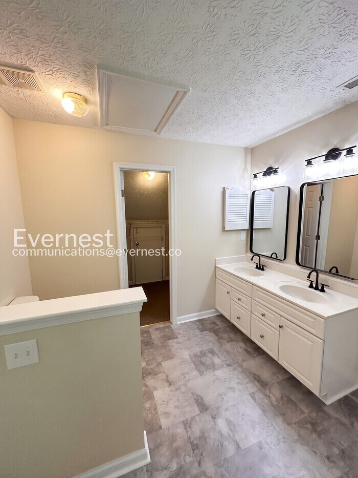 Building Photo - 6228 Weathersfield Way