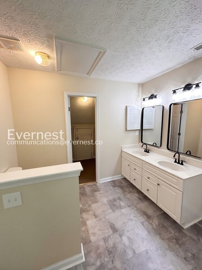 Building Photo - 4 Bed - 2.5 Bath Spacious Home with Modern Amenities and Community Perks / Available Now!