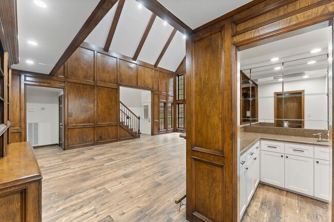 Building Photo - 6 Thornhedge Ct