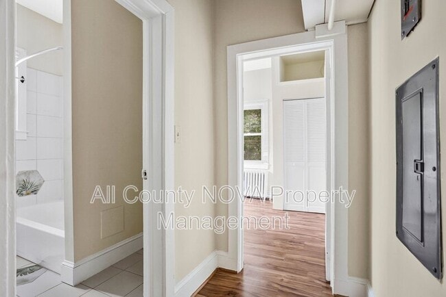 Building Photo - 305 9th St