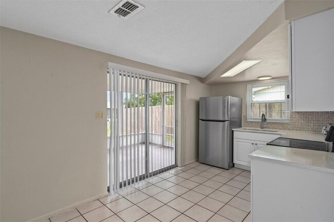 Building Photo - 10014 Sleepy Hollow Ln