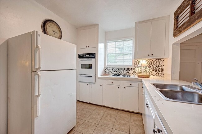 Building Photo - 6018 Berendo St