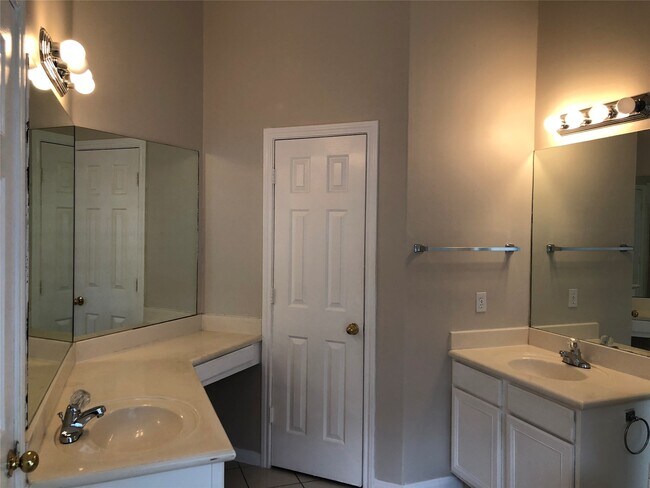 Building Photo - 818 Oak Lodge Ct