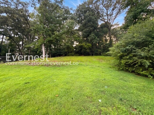 Building Photo - 3 Bed, 2 Bath Home with Garage / Pet-Friendly / Vouchers Accepted / Available Now!