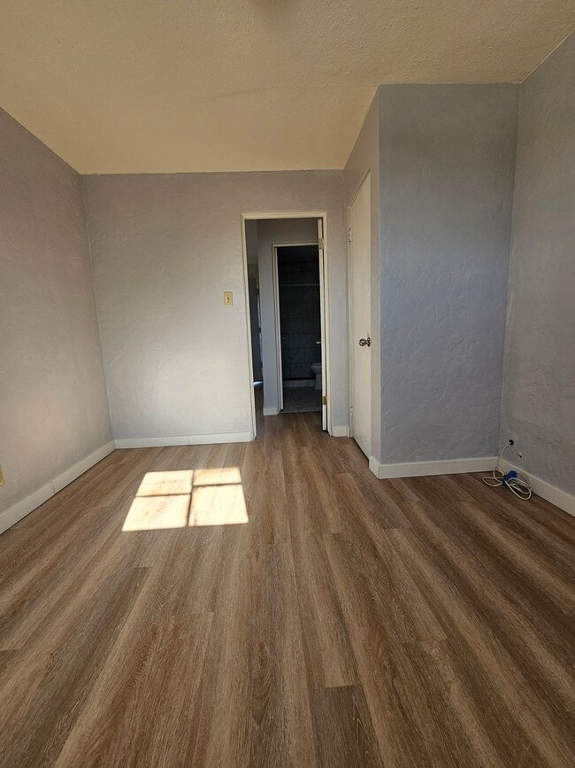 Building Photo - 1 BR 1 BATH FULL REMODEL UPPER UNIT FREE RENT OAC