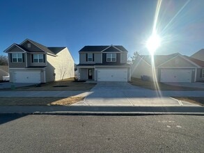 Building Photo - Wonderful Three Bedroom (Originally 4 Bedrooms That Has Been Converted to a HUGE Third Bedroom) T...