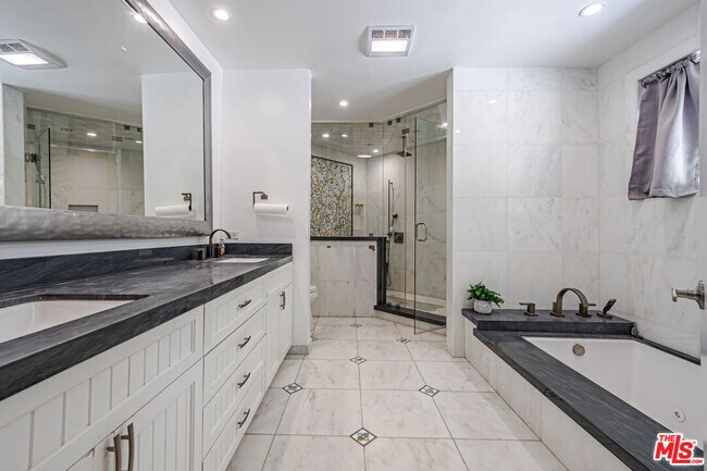Building Photo - 18022 Lake Encino Dr