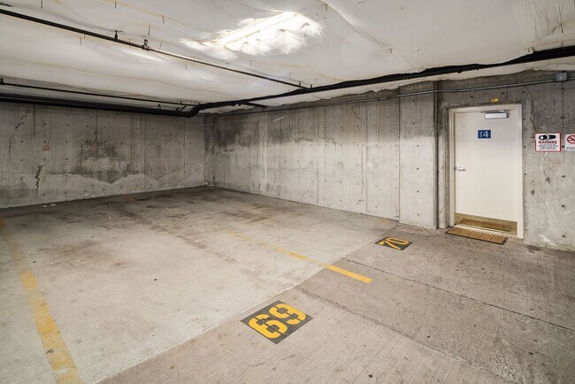 Building Photo - Top Floor Condo with Skyline Views in Merc...