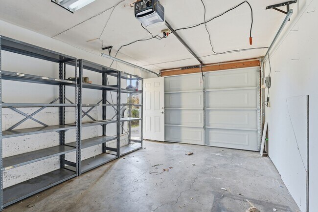 Building Photo - 820 S Liberty Dr