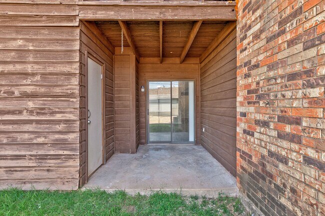 Building Photo - $899 Move In Special - Beautiful 2 bedroom 2 bathroom Apartment with Washer/Dryer hookups
