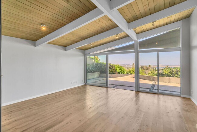 Building Photo - Single story view home overlooking Mission...