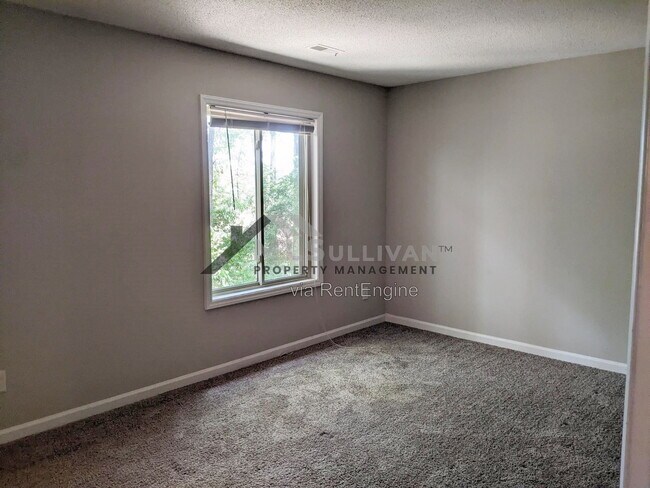 Building Photo - 4101 Five Oaks Dr