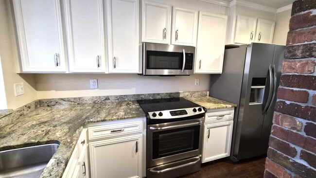 Building Photo - Great Two Bedroom Townhouse Convenient to Downtown Greenville!